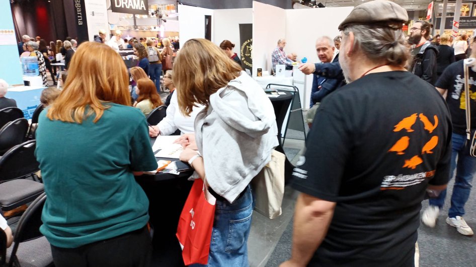 Leif-Jöran Olsson samlar in forskningsdata på bokmässan